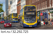 Двухэтажные ирландские автобусы Dublin Bus. Набережная реки Лиффи - Aston Quay. Дублин. Ирландия (2019 год). Редакционное фото, фотограф Сергей Афанасьев / Фотобанк Лори