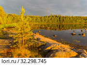 Берег Белого моря в лучах вечернего солнца. Середина прилива. Карелия, Россия, конец июня. Стоковое фото, фотограф Сергей Рыбин / Фотобанк Лори