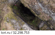 Карстовая пещера Кутук-Сумган. Спуск спелеологов в пещеру. Sumgan-Kutuk karst cave. Descent cavers in the cave. Aerial view. Стоковое видео, видеограф Евгений Романов / Фотобанк Лори