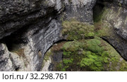 Карстовая пещера Кутук-Сумган. Спуск спелеологов в пещеру. Sumgan-Kutuk karst cave. Descent cavers in the cave. Aerial view. Стоковое видео, видеограф Евгений Романов / Фотобанк Лори