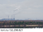 Дымящие трубы над лесом. Экология и загрязнение воздуха. Стоковое фото, фотограф Яковлев Сергей / Фотобанк Лори