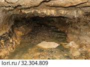 Карстовая пещера Зигзаг. Натёки кальцита и подземная река Кутук. Zigzag karst cave. Incrustations of calcite and underground river on the cave. Стоковое фото, фотограф Евгений Романов / Фотобанк Лори