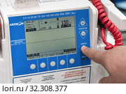 Портативный дефибриллятор-монитор «Аксион» ДКИ-Н-10. Аппарат используется в медицинских стационарах, кардиологических диспансерах, для оснащения бригад скорой и неотложной помощи (2019 год). Редакционное фото, фотограф А. А. Пирагис / Фотобанк Лори