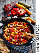 Spanish Pisto manchego in a black pan. Стоковое фото, фотограф Oksana Zh / Фотобанк Лори