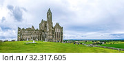 Скала Кашел (Rock of Cashel), или Скала Св. Патрика — полуразрушенный замок XII—XIII веков. Кашел. Графство Южный Типперэри. Ирландия (2019 год). Стоковое фото, фотограф Сергей Афанасьев / Фотобанк Лори