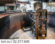 Старинный чан и механизмы для обработки зерна. Kilbeggan Distillery - старейший лицензированный завод по производству виски. Килбегган. Ирландия (2019 год). Стоковое фото, фотограф Сергей Афанасьев / Фотобанк Лори