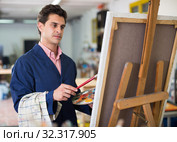 Male artist drawing in studio. Стоковое фото, фотограф Яков Филимонов / Фотобанк Лори