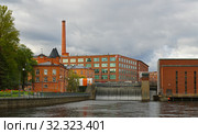 Middle part of Tammerkoski river, dominated by power station built in 1930s. Tampere, Finland (2019 год). Редакционное фото, фотограф Валерия Попова / Фотобанк Лори