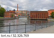 Middle part and embankment of Tammerkoski river, dominated by power station built in 1930s. Tampere, Finland (2019 год). Редакционное фото, фотограф Валерия Попова / Фотобанк Лори
