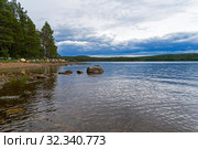 Берег Белого моря. Литораль почти полностью залита водой. Карелия, Россия, конец июня. Стоковое фото, фотограф Сергей Рыбин / Фотобанк Лори