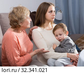 Two adult female are having disagreements with upbringing kid. Стоковое фото, фотограф Яков Филимонов / Фотобанк Лори