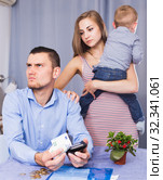 Angry female extorting money from male. Стоковое фото, фотограф Яков Филимонов / Фотобанк Лори
