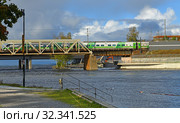 Railway bridge and Pendolino train. Tampere, Finland (2019 год). Редакционное фото, фотограф Валерия Попова / Фотобанк Лори