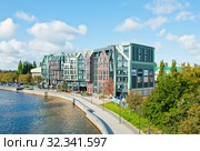 Вид на здание гостиницы Holiday Inn - Калининград со стороны набережной в солнечный день (2019 год). Редакционное фото, фотограф E. O. / Фотобанк Лори