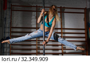 Girl engaged on pylon in semidarkness. Стоковое фото, фотограф Яков Филимонов / Фотобанк Лори