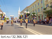 Russia, Samara, July 2019: girls from a support group at a street procession at a gastronomic festival. Редакционное фото, фотограф Акиньшин Владимир / Фотобанк Лори