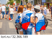 Russia, Samara, July 2019: Volunteers at the "Fair of Tastes" festival. Text in Russian: Volunteer Samara Region. Редакционное фото, фотограф Акиньшин Владимир / Фотобанк Лори