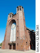 Крестовоздвиженский собор (Кирха креста, Кройцкирха; Kreuzkirche) в безоблачный день. Калининград. Россия (2019 год). Редакционное фото, фотограф E. O. / Фотобанк Лори