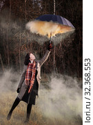 teenager girl with black umbrella and smoke in autumn field. Стоковое фото, фотограф Майя Крученкова / Фотобанк Лори