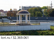 Ротонда на берегу реки Упы на фоне здания Туламашзавода. Тула, Россия (2019 год). Редакционное фото, фотограф Елена Коромыслова / Фотобанк Лори