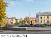 Люди сидят возле фонтана перед ДК им. В.В. Маяковского. Колпинский район. Санкт-Петербург (2018 год). Редакционное фото, фотограф Румянцева Наталия / Фотобанк Лори