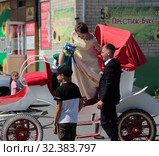 Жених и невеста прокатились в карете (2019 год). Редакционное фото, фотограф Анатолий Матвейчук / Фотобанк Лори
