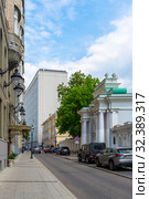 Староваганьковский переулок. Ворота во двор Пашкова дома. Москва (2019 год). Редакционное фото, фотограф Александр Щепин / Фотобанк Лори
