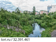 Река Лубья в районе Колтушского моста и улицы Коммуны. На заднем плане ЖК "Жерновка". Санкт-Петербург (2019 год). Редакционное фото, фотограф Румянцева Наталия / Фотобанк Лори