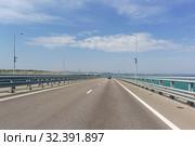 Крымский мост через Керченский пролив. Спуск с высоты судоходного арочного пролета. Впереди Керчь. Солнечный летний день (2019 год). Стоковое фото, фотограф Наталья Гармашева / Фотобанк Лори