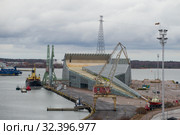 Вид на здание морского центра "Велламо" облачным ноябрьским утром. Котка, Финляндия (2019 год). Редакционное фото, фотограф Виктор Карасев / Фотобанк Лори