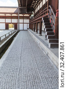 Sand field is next to hall. Details of architecture of wooden buildings and halls on inner yard of Imperial palace. Kyoto, Japan (2013 год). Редакционное фото, фотограф Кекяляйнен Андрей / Фотобанк Лори