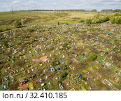 Городское кладбище. Мусульманские и христианские могилы. Вид сверху. City cemetery. Muslim and Orthodox parts. Aerial view. Стоковое фото, фотограф Евгений Романов / Фотобанк Лори
