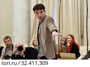 Режиссер Артур Козин на репетиции спектакля "Убить императора" в Белом зале Музея Фаберже в Санкт-Петербурге накануне премьеры, которая пройдет в рамках VIII Санкт-Петербургского международного культурного форума (2019 год). Редакционное фото, фотограф Stockphoto / Фотобанк Лори