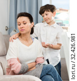 Son trying to apologize to mother. Стоковое фото, фотограф Яков Филимонов / Фотобанк Лори