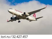 Cамолет Airbus A320-232 (A7-AHQ) авиакомпании Qatar Airways на глиссаде на фоне облачного неба (2018 год). Редакционное фото, фотограф Виктор Карасев / Фотобанк Лори