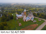 Вид на старинный храмовый комплекс в селе Парское туманным сентябрьским утром (аэросъемка). Ивановская область, Россия (2019 год). Стоковое фото, фотограф Виктор Карасев / Фотобанк Лори