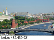 Летний вид на Большой Каменный мост, Московский Кремль и Кремлевскую набережную. Москва, Россия (2019 год). Стоковое фото, фотограф Елена Коромыслова / Фотобанк Лори