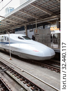 A JR West N700 series high speed train stands on Tokyo station on the Tokaido Shinkansen line. It is Nozomi bullet train which stop at only the largest stations.. Токио, Япония (2013 год). Редакционное фото, фотограф Кекяляйнен Андрей / Фотобанк Лори