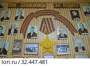 Музейный стенд "Они сражались за Родину" с фотографиями участников Великой Отечественной войны. Поселок Неманское, Калининградская область (2019 год). Редакционное фото, фотограф Ирина Борсученко / Фотобанк Лори