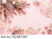 beautiful modern Christmas background in gold and pink colors. Стоковое фото, фотограф Майя Крученкова / Фотобанк Лори