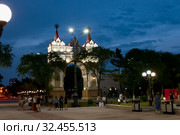 Russia, Blagoveshchensk, July 2019: triumphal arch with night lighting in the city of Blagoveshchensk in the summer on the waterfront. Редакционное фото, фотограф Катерина Белякина / Фотобанк Лори