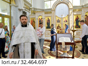 Хождение вокруг купели во время обряда крещения. Православный священник и крестные родители с ребенком обходят крестильную купель (2013 год). Редакционное фото, фотограф Ирина Борсученко / Фотобанк Лори