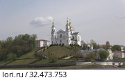 Вид на Свято-Успенский собор майским днем. Витебск, Белоруссия (2019 год). Стоковое видео, видеограф Виктор Карасев / Фотобанк Лори