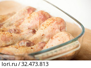 Baked chicken legs with spices in a glass tray close-up. Selective focus. Стоковое фото, фотограф Юлия Бабкина / Фотобанк Лори