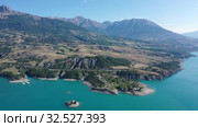 Serene summer landscape of Lake Serre-Poncon, artificial lake surrounded by French Alps, Provence-Alpes-Cote d Azur region (2019 год). Стоковое видео, видеограф Яков Филимонов / Фотобанк Лори