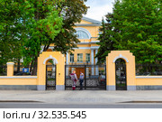 Городская усадьба Бибиковых - Д.В. Давыдова, XVIII-XIX вв. Улица Пречистенка, 17/8. Москва (2019 год). Редакционное фото, фотограф Александр Щепин / Фотобанк Лори