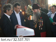 Глава города Лыткарино Евгений Викторович Серегин награждает архимандрита Иринарха (Денисов) в единоверческом храме Архангела Михаила села Михайловская Слобода (2019 год). Редакционное фото, фотограф Дмитрий Неумоин / Фотобанк Лори