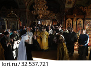 Старообрядческая община в единоверческом храме Архангела Михаила села Михайловская Слобода, митрополит Ювеналий благословляет людей (2019 год). Редакционное фото, фотограф Дмитрий Неумоин / Фотобанк Лори
