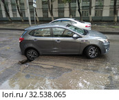 The car fell through the rear wheel into a hole on the road. Стоковое фото, фотограф Александр Клёнов / Фотобанк Лори