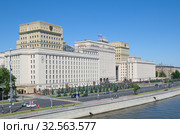 Здание Министерства обороны Российской Федерации на Фрунзенской набережной. Москва, Россия (2018 год). Редакционное фото, фотограф Елена Коромыслова / Фотобанк Лори